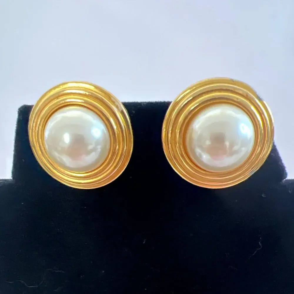 VTG Carolee Large Gold Tone Faux Mabe Pearl Button Clip On Earrings